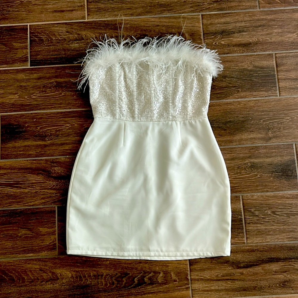 12TH TRIBE Felicia White Faux Feather Mini
